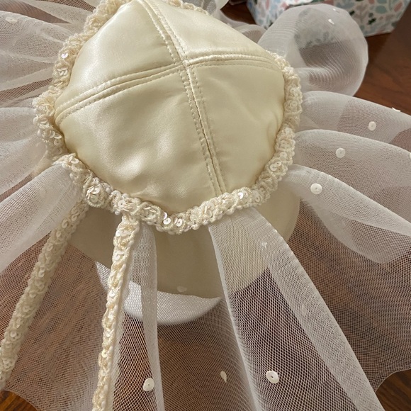 Fancy hat with pearls - Picture 5 of 6